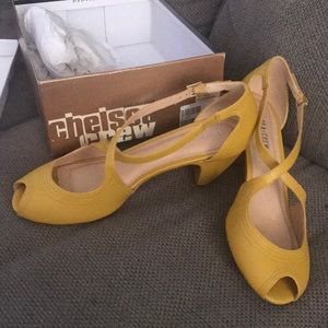Yellow cross-strap heel
